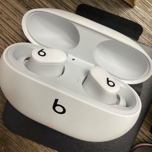 BEATS STUDIO BUDS
True Wireless Noise Cancelling Earbuds